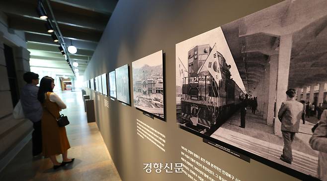 30일 서울 중구 문화역서울 284에서 열린 특별기획전 ‘백년과 하루: 기억에서 상상으로’에서 참석자들이 전시를 둘러보고 있다.