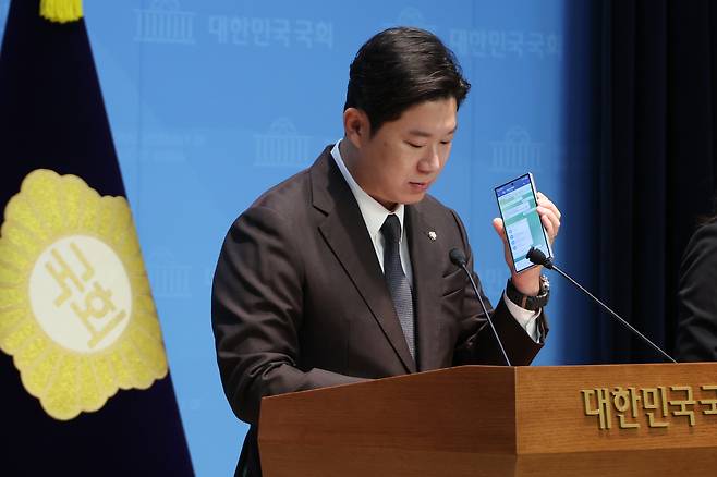 진종오 국민의힘 의원이 30일 국회에서 더불어민주당 소속 서울시의원이 특정 종교 신도들의 개인정보를 동원해 김민석 국무총리의 내년 선거를 도우려 했다는 의혹을 제기하고 있다. 연합뉴스