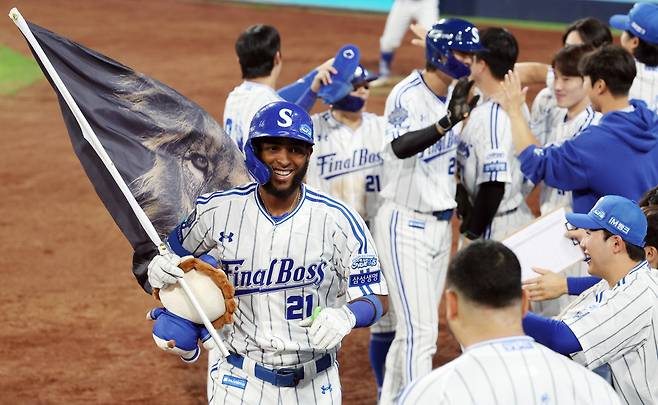 삼성 르윈 디아즈가 30일 대구 KIA전에서 50호 홈런을 친 뒤 기뻐하고 있다. 연합뉴스