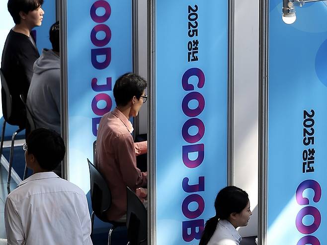 Participants attend one-on-one interviews during the 2025 Youth Good Job Fair at the SW Convergence Tech Biz Center in Daegu on Sept. 23.  (Newsis)