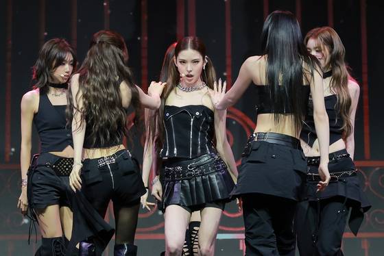 Girl group izna performs ″Mamma Mia,″ the lead track of its second EP ″Not Just Pretty,″ at Yes24 Live Hall in eastern Seoul on Sept. 30. [NEWS1]