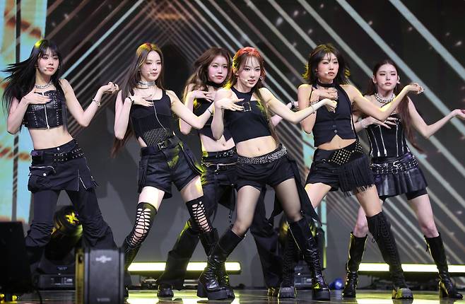 Girl group izna performs ″Mamma Mia,″ the lead track of its second EP ″Not Just Pretty,″ at Yes24 Live Hall in eastern Seoul on Sept. 30. [YONHAP]