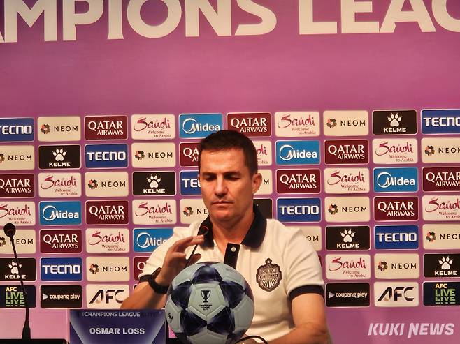 오스마르 로스 감독이 30일 오후 7시 서울월드컵경기장에서 열린 2025-2026시즌 AFC ACLE 동부그룹 리그 페이즈 2차전 FC서울과의 경기가 끝난 뒤 취재진과 기자회견을 하고 있다.