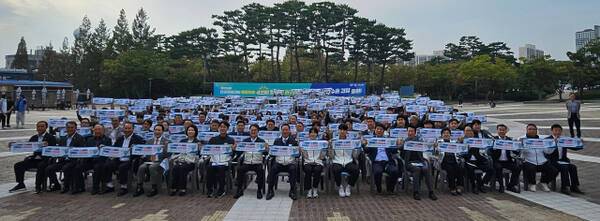 30일 수원월드컵경기장서 열린 경기도선수단의 제106회 전국체육대회 결단식서 김동연 경기도지사, 박래혁 경기도 문화체육관광국장, 황대호 경기도의회 문화체육관광위원장, 차미순 경기도교육청 지역교육국장, 이원성 경기도체육회장, 김화준 수원월드컵경기장관리재단 사무총장을 비롯한 관계자들이 기념촬영을 하고 있다. 임창만기자