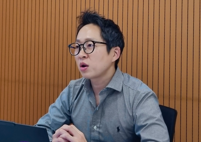 윤경욱 스펙터 대표가 서울 강남구 본사에서 리나에 대해 설명하고 있다. 이호준 기자