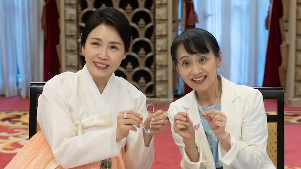김혜경 여사와 이시바 시게루 일본 총리의 부인 이시바 요시코 여사가 지난 8월 23일 일본 도쿄 총리 관저에서 친교 일정으로 한일 양국의 전통 매듭 만들기 체험을 하고 있다. [사진 출처=연합뉴스]