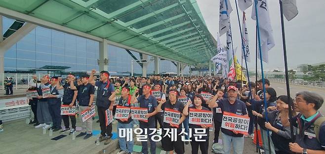 지난 19일 전국공항노동자연대가 인천국제공항 제2여객터미널 3층에서 전국공항노동자 총파업 대회를 열고 하루 일정으로 총파업을 벌이고 있다. 지홍구기자