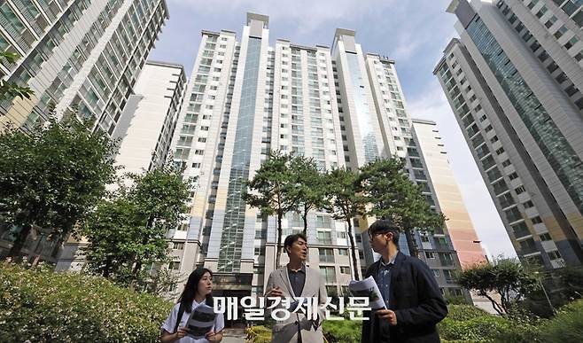 지난 25일 서울 강남구 삼성동 삼성힐스테이트2단지에서 이형덕 현대건설 리뉴얼신사업 팀장(가운데)이 단지 리뉴얼 계획에 대한 설명을 하고 있다. 김호영 기자