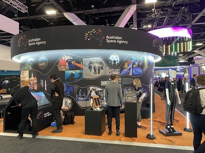 29일 호주 시드니에서 국제우주대회(IAC)가 개최된 가운데 전시관에 올해 행사를 주최한 호주 우주청 부스가 차려졌다. [사진=시드니 고재원 기자]