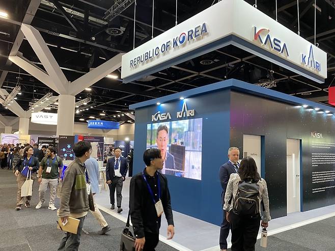 29일 호주 시드니에서 열린 국제우주대회(IAC)에 한국 전시관이 차려졌다. [사진=시드니 고재원 기자]