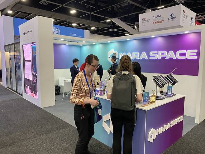 나라스페이스 관계자들은 갓을 쓰고 부스에 머물며 해외 바이어들과 연구자 등의 눈길을 끌었다. [사진=고재원 기자]