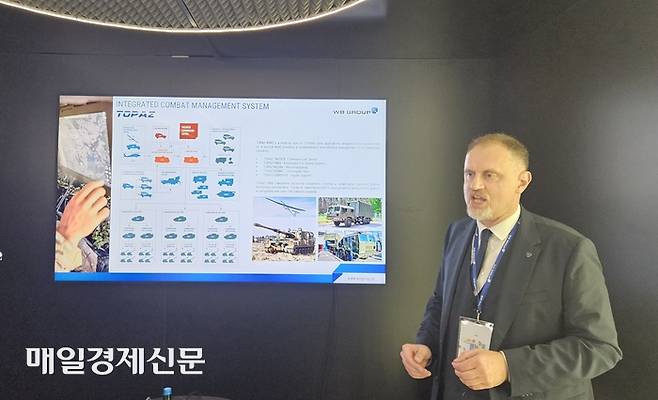 레미기우스 뷜크 WB그룹 홍보국장이 발표하고 있는 모습.