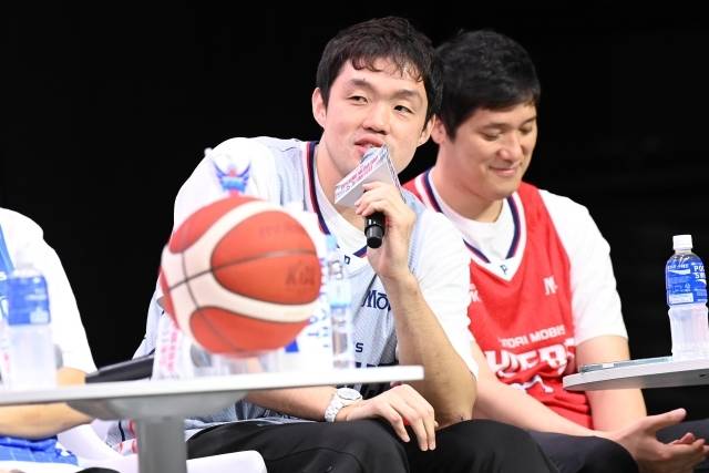 이승현은 “나의 마음 안에는 불이 있다. 그러나 KCC에 대한 건 아니다. 다가오는 시즌에 대한 불이 있다. 팬들의 평가를 180도 바꾸고 싶다는 생각이 크다. 계속 한물갔다는 소리를 많이 들었다. KCC가 우승했을 때의 시즌에는 많이 뛰지 못했고 지난 시즌에는 많이 뛰었지만 결국 봄 농구에 가지 못했다. 그렇다고 해서 내가 도움이 되지 않았다는 것도 아니다. 한물갔다니…, 그냥 말도 안 되는 ‘억까’를 당해서 많이 억울하다”고 밝혔다. 사진=KBL 제공