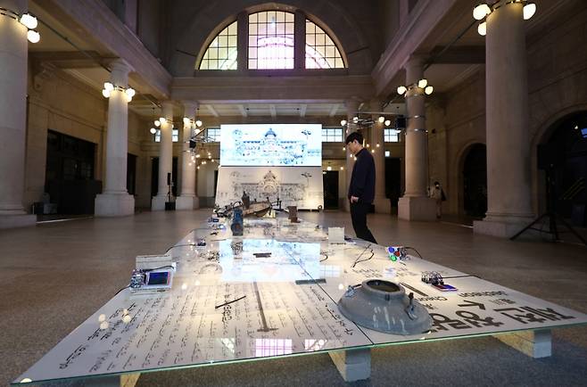 30일 서울 중구 문화역 서울 284에서 열린 옛 서울역 준공 100주년 기념전시 '백년과 하루' 기자간담회에서 참석자들이 전시를 관람하고 있다. / 사진 = 뉴시스