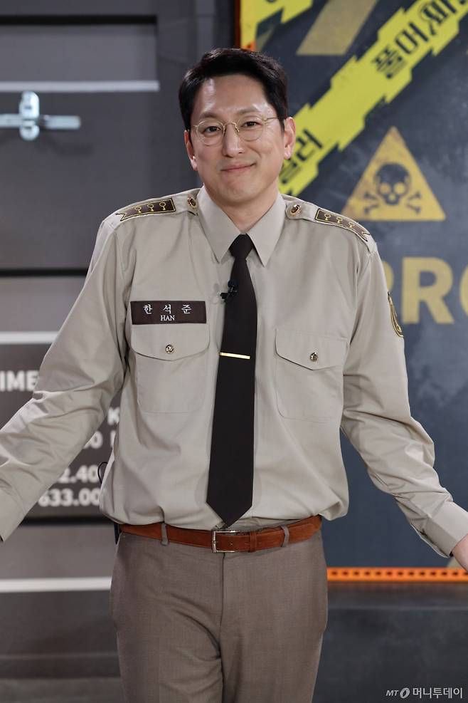 방송인 한석준이 28일 오후 온라인으로 진행된 AXN의 예능 '풀어파일러 4' 제작발표회에 참석해 포즈를 취하고 있다.   '풀어파일러4'는 범죄 없는 세상을 꿈꾸는 풀어파일러들의 네 번째 도전기로, 고급반 프로파일링 실력으로 뭉친 풀어파일러들이 날로 극악무도해지는 전 세계의 실제 범죄사건을 파헤치며 범죄에 대한 경각심을 높이고, 크라임 퀴즈를 풀면서 전문 프로파일링 지식과 다양한 범죄 예방법을 전수하는 예능 프로그램이다. / 사진제공 = AXN /사진=김창현