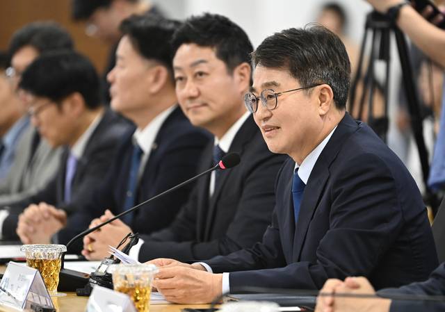 김동연 경기도지사가 10일 경기 수원시 경기도청에서 열린 더불어민주당-경기도 예산정책협의회에 참석해 인사말을 하고 있다. 뉴시스