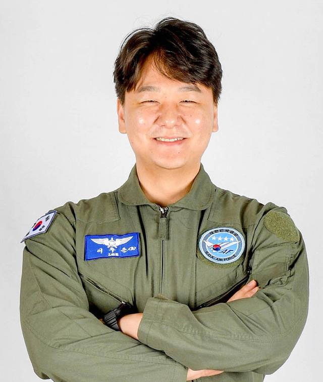 해병대 장교로 작전 수행 중 불의의 지뢰 폭발사고로 왼발 발목이 절단됐던 상이군인 출신 이주은씨가 제10기 공군 국민조종사에 선발됐다. 공군 제공