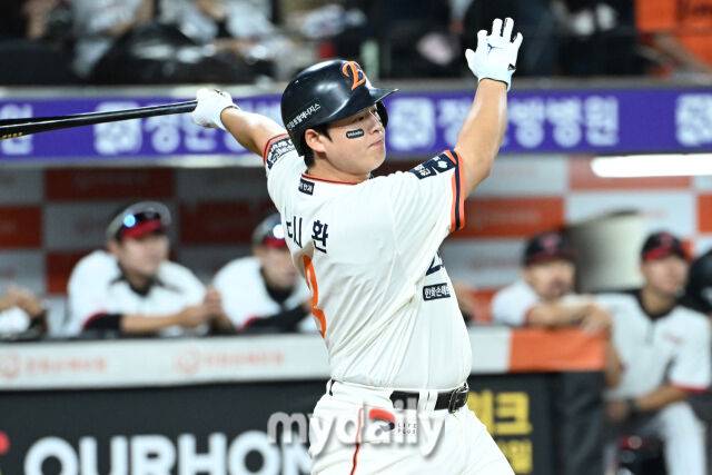 29일 대전 한화생명 볼파크 야구장에서 열린 '2025 신한 SOL BANK KBO리그' LG 트윈스와 한화 이글스 경기. 한화 노시환이 2회말 선두타자로 나와 안타를 치고 있다./대전 = 한혁승 기자