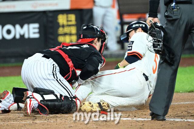 29일 대전 한화생명 볼파크 야구장에서 열린 '2025 신한 SOL BANK KBO리그' LG 트윈스와 한화 이글스 경기. 한화 문현빈이 3회말 2사 2루 노시환 안타에 홈에서 아웃 판정이 됐지만 비디오 판독 후 LG 포수 박동원의 주루 방해로 다시 득점 인정됐다./대전=유진형 기자 zolong@mydaily.co.kr