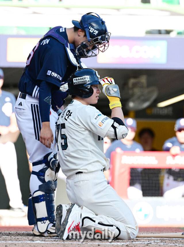 도루하는 2루 향해 공을 뿌리던 박성준 포수가 박성한에게 연신 사과를 하고 있다.