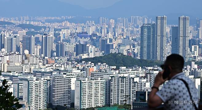 29일 서울 남산에서 내려다 본 아파트와 주택의 모습. 이상섭 기자