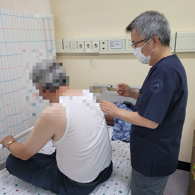 김영헌 울릉군 보건의료원장이 직접 환자를 치료하고 있다.[울릉군 보건의료원 제공]