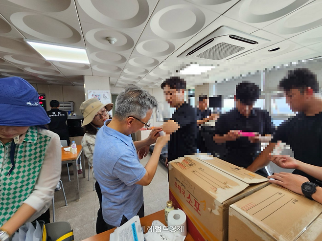 김형헌 원장이 독도 현지를 방문해 독도경비대원에게 주사를 놓고 있다.[울릉군 보건의려원 제공]