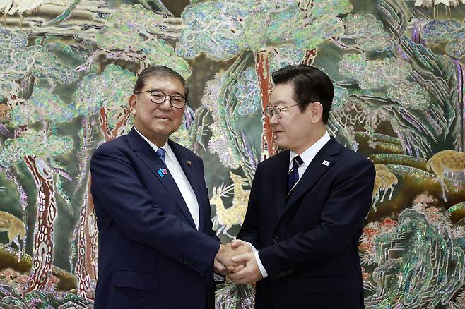 이재명 대통령과 이시바 시게루 일본 총리가 30일 부산 누리마루 APEC 하우스 기념관에서 악수하고 있다. [연합]