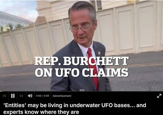 [서울=뉴시스]미국 하원 감시위원회 소속이자 UFO 보고를 감독하는 테네시주 하원의원 팀 버쳇(사진)이 최근 UFO 연구자인 '레드 판다 코알라'와의 길거리 인터뷰에서 "외계 생명체들이 현재 지구 심해에 살고 있을 수도 있다"고 발언했다. (사진출처: 데일리메일 캡처) 2025.09.29.