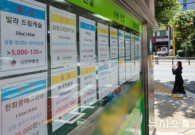 [서울=뉴시스] 권창회 기자 = 전세 수요는 늘어나는데 매물은 줄어들면서 전세 불균형이 심화하는 모습이다. 부동산 플랫폼 아실에 따르면 현재 서울 전세 매물은 23,132건으로 3개월 전 25,225건 대비 8.3%(2,093건) 줄었다. 5일 서울 시내 한 공인중개사 사무소에 부동산 매물 시세가 게시되어 있다. 2025.09.05. kch0523@newsis.com