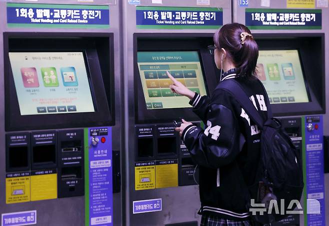 [서울=뉴시스] 김진아 기자 = 서울 시내 지하철. 2025.04.29. bluesoda@newsis.com