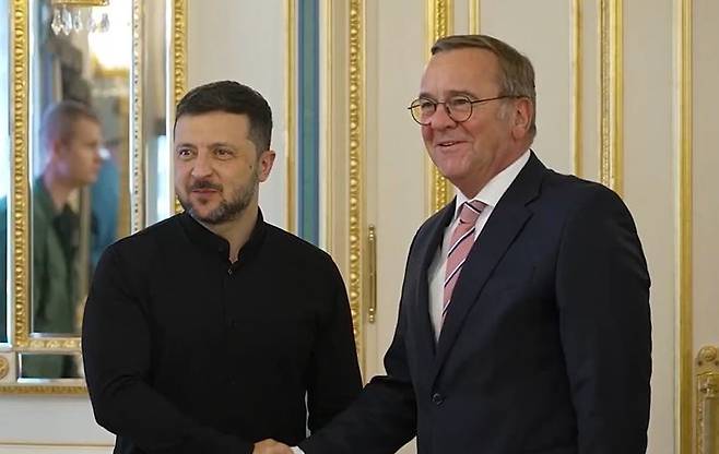 [키이우=AP/뉴시스] 볼로디미르 젤렌스키 우크라이나 대통령(왼쪽)과 보리스 피스토리우스 독일 국방장관이 지난 6월 12일(현지 시간) 우크라이나 수도 키이우에서 만나고 있다. (사진=뉴시스DB) *재판매 및 DB 금지