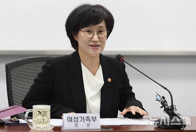 [서울=뉴시스] 추상철 기자 = 원민경 여성가족부 장관이 24일 오후 서울 종로구 정부서울청사에서 열린 스토킹 교제폭력 관련 대책회의에서 인사말을 하고 있다. 2025.09.24. scchoo@newsis.com