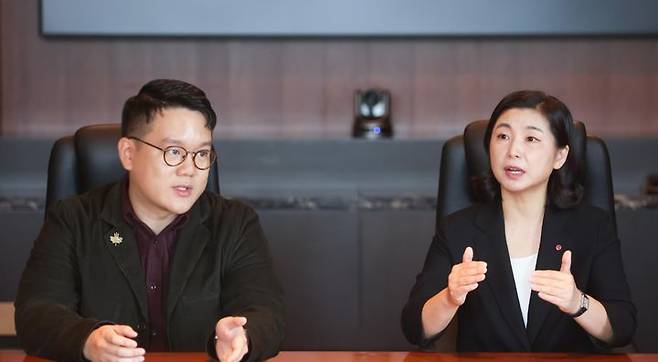 [서울=뉴시스]오동현 기자 = 캐나다 AI 기업 코히어의 공동창업자 겸 CTO(최고기술책임자) 아이반 장(Ivan Zhang)과 임은영 LG CNS GenAI 사업담당이 30일 서울 여의도에서 기자들과 만나 인터뷰를 진행했다. odong85@newsis.com *재판매 및 DB 금지