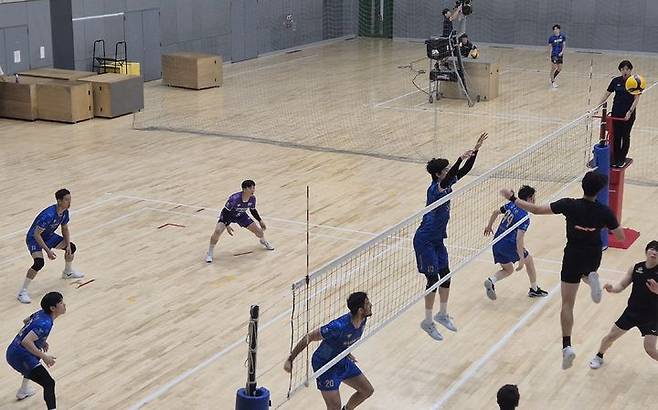 [오사카=뉴시스] 문채현 기자 = 남자배구 우리카드가 30일 일본 오사카의 사카이 체육관에서 일본의 사카이 블레이저와 연습 경기를 펼치고 있다. 2025.09.30. dal@newsis.com  *재판매 및 DB 금지
