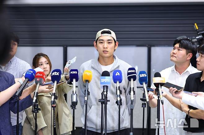 [인천공항=뉴시스] 최진석 기자 = 메이저리그(MLB) 첫 풀타임 시즌을 마친 샌프란시스코 이정후가 30일 인천국제공항 제2여객터미널을 통해 인터뷰하고 있다. 2025.09.30. myjs@newsis.com