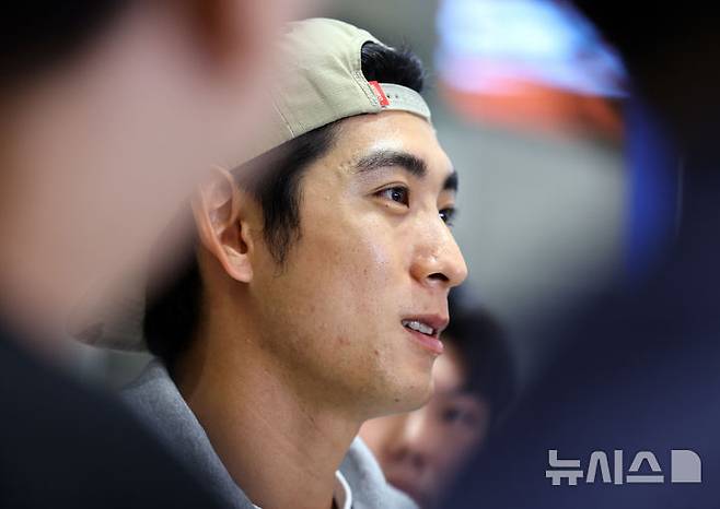 [인천공항=뉴시스] 최진석 기자 = 메이저리그(MLB) 첫 풀타임 시즌을 마친 샌프란시스코 이정후가 30일 인천국제공항 제2여객터미널을 통해 귀국해 취재진의 질문에 답하고 있다. 2025.09.30. myjs@newsis.com