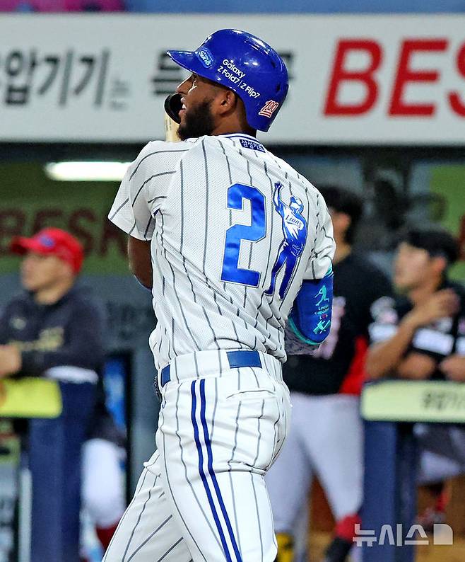 [대구=뉴시스] 이무열 기자 = 30일 대구 수성구 삼성라이온즈파크에서 열린 2025 신한 SOL 뱅크 KBO리그 KIA 타이거즈와 삼성 라이온즈의 경기, 1회말 1사 주자 1,3루 상황에서 삼성 디아즈가 스리런 홈런을 치고 있다. 2025.09.30. lmy@newsis.com