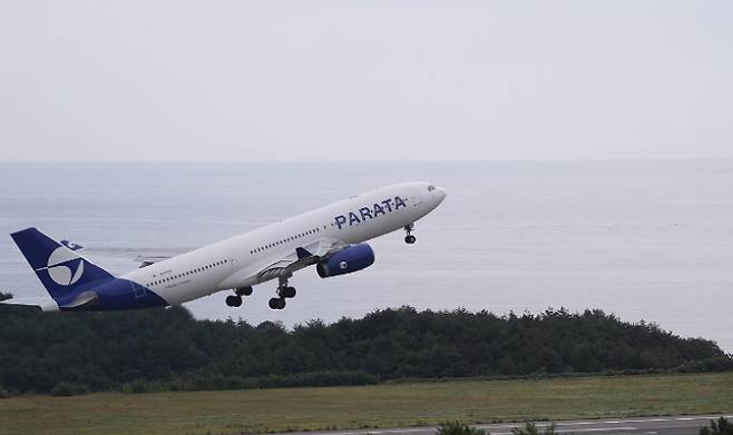 양양국제공항의 국내선 정기노선이 2년 4개월 만에 양양~제주 정기노선을 시작으로 운항을 재개한 가운데 30일 오전 첫 비행에 나선 파라타항공 항공기가 이륙하고 있다. 연합뉴스