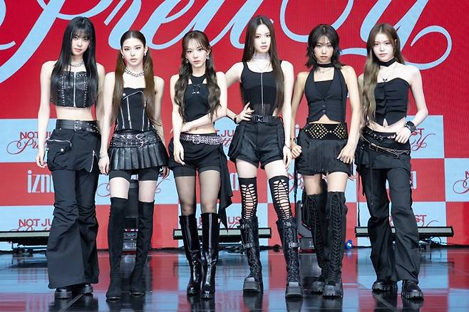 신인 그룹 이즈나가 30일 오후 2시 서울 광진구 예스24 라이브홀에서 미니 2집 '낫 저스트 프리티' 쇼케이스를 열었다. 웨이크원 제공