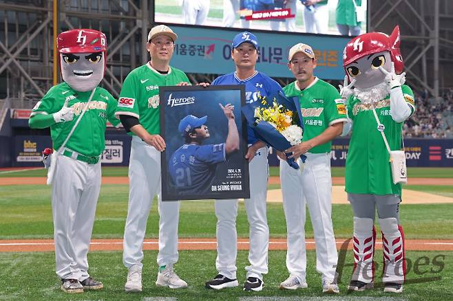 키움 구단은 28일 서울 고척스카이돔에서 열린 삼성 라이온즈전에 앞서서 오승환 은퇴 행사를 열었다. 오승환에게 액자와 꽃다발을 전달한 키움 선수단. 키움 히어로즈