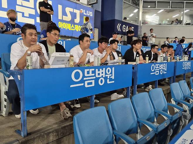 추신수(왼쪽에서 다섯번째) 등 1982년생 야구인들이 30일 대구삼성라이온즈파크에서 열린 2025 프로야구 삼성 라이온즈와 KIA 타이거즈 경기를 방문해 은퇴식을 앞둔 오승환(가운데)을 응원하고 있다. SSG 랜더스