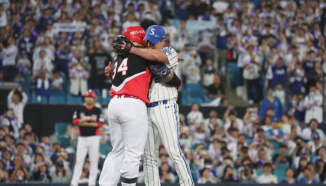 30일 대구 삼성라이온즈파크에서 열린 KIA와 삼성의 경기. 9회초 이날 은퇴식을 하는 삼성의 마무리 투수 오승환이 마운드에서 역투를 끝내고 타석에 있던 KIA 최형우와 인사하고 있다. 연합뉴스