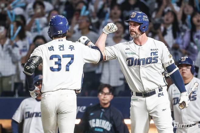 30일 kt와 홈 경기에서 홈런을 터뜨리며 승리를 이끈 박건우와 맷 데이비슨. NC 다이노스