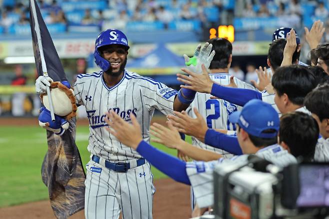 삼성 디아즈가 30일 KIA와 홈 경기에서 1회 선제 결승 3점 홈런을 날린 뒤 동료들과 기뻐하고 있다. 삼성 라이온즈