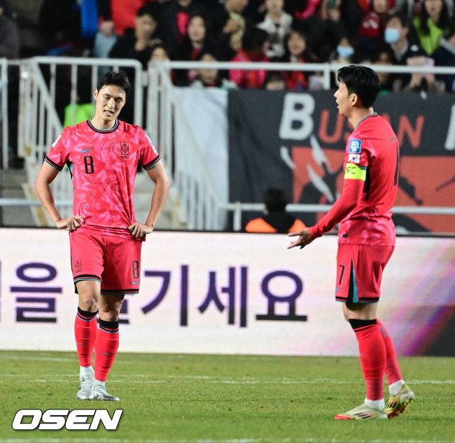 [OSEN=수원, 지형준 기자] 홍명보호가 이번에도 승리하지 못했다. 요르단과 아쉬운 무승부를 거두면서 3경기 연속 승점 1점을 추가하는 데&nbsp;만족해야 했다.홍명보 감독이&nbsp;이끄는 대한민국 축구대표팀은 25일 오후 8시 수원월드컵경기장에서 열린 2026 국제축구연맹(FIFA) 북중미 월드컵 아시아지역 3차 예선 B조 8차전에서 요르단과 1-1로 비겼다.이제 한국은 승점 16(4승 4무)으로 불안한 조 1위를 유지 중이다. 2위 요르단(승점 13), 한 경기 덜 치른 이라크(승점 12)와 격차가 크지 않다. 6월 A매치 결과에 따라 뒤집힐 가능성도 충분하다.전반 대한민국 박용우, 손흥민이 요르단 마흐무드 알마르디의 동점골에 아쉬워하고 있다. 2025.03.25 / jpnews@osen.co.kr