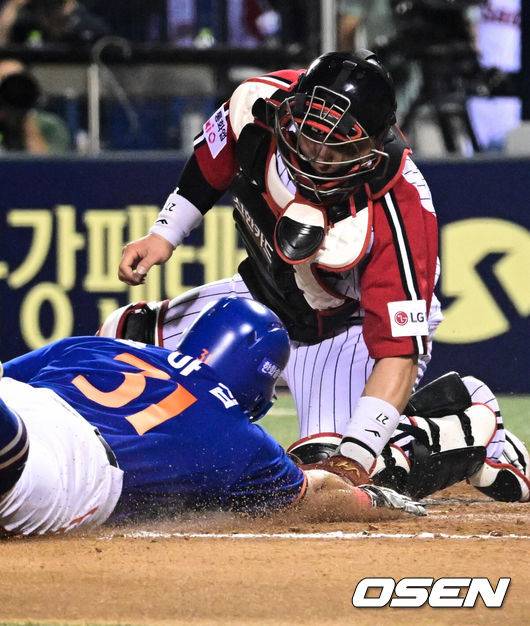 [OSEN=잠실, 조은정 기자]10일 오후 서울 잠실구장에서 ‘2025 신한 SOL Bank KBO리그’ LG 트윈스와 한화 이글스의 경기가 열렸다.LG는 손주영, 한화는 문동주를 선발로 내세웠다.7회초 1사 3루 한화 문현빈 1루수 야수선택 출루 때 3루주자 손아섭이 센스있는 슬라이딩으로 득점을 올리고 있다. 2025.08.10 /cej@osen.co.kr