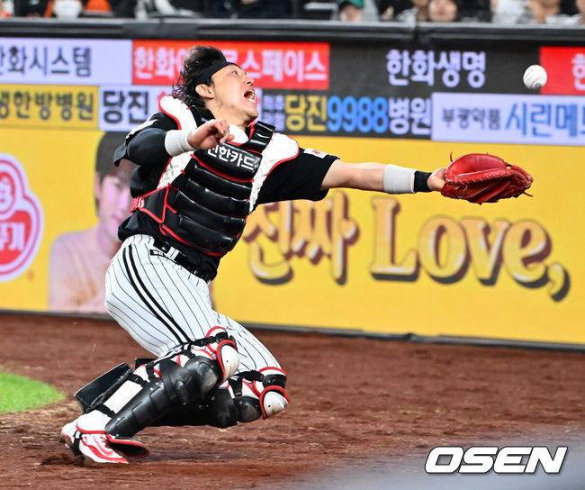 [OSEN=대전, 민경훈 기자] 29일 오후 대전 한화생명볼파크에서 2025 신한 SOL Bank KBO리그&nbsp;한화 이글스와&nbsp;LG 트윈스의 경기가 열렸다.한화는&nbsp;정우주, LG는&nbsp;임찬규를 선발 투수로 내세웠다.6회말 무사 주자 1,2루 한화 이도윤의 번트파울때 LG 박동원이 타구를 향해 몸을 날렸지만 잡아내지 못하고 있다. 2025.09.29 /rumi@osen.co.kr