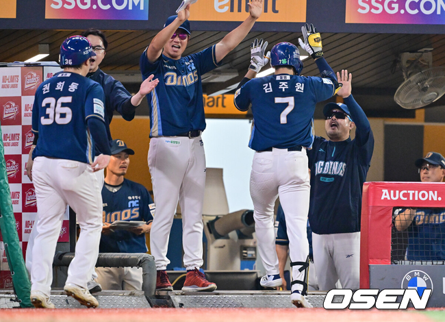 NC 선수들이 득점을 올리고 이호준 감독의 환영을 받고 있다./OSEN DB