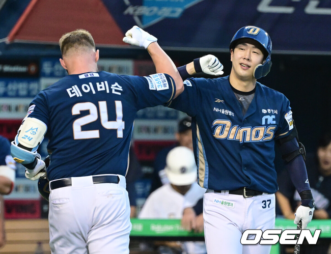 데이비슨이 홈런을 터트리고 박건우의 축하를 받고 있다./OSEN DB